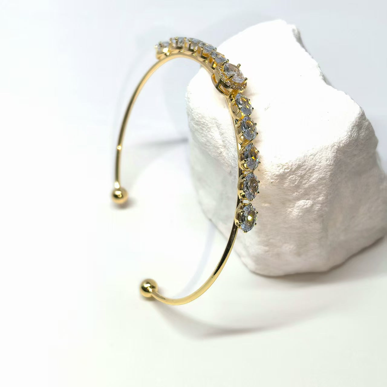 Luxuriöses ovales offenes Armband mit Zirkonia - Kupfer
