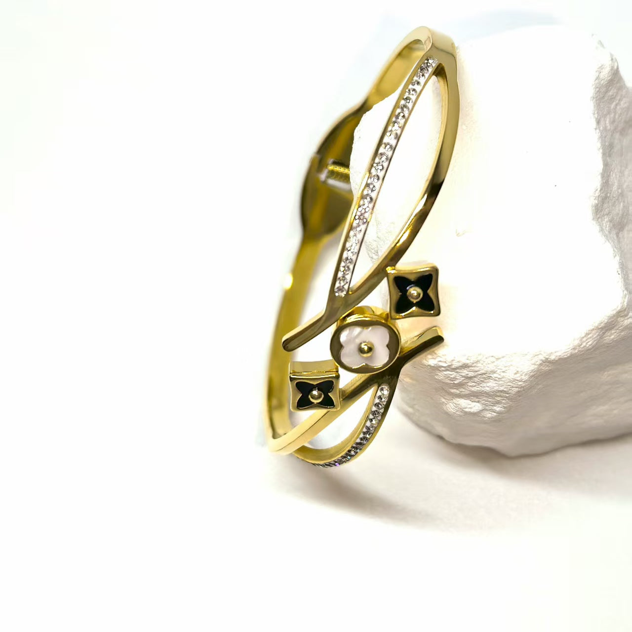 Leichtes Luxusarmband aus Titanstahl mit vierblättrigem Kleeblatt und Zirkonia