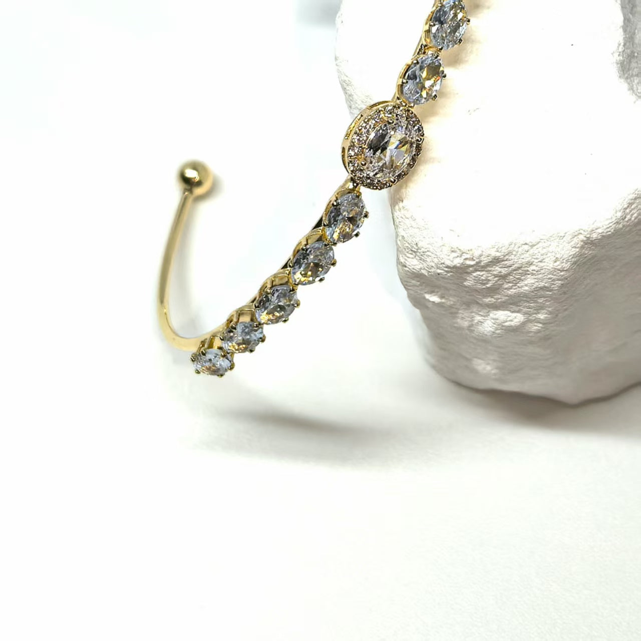 Luxuriöses ovales offenes Armband mit Zirkonia - Kupfer
