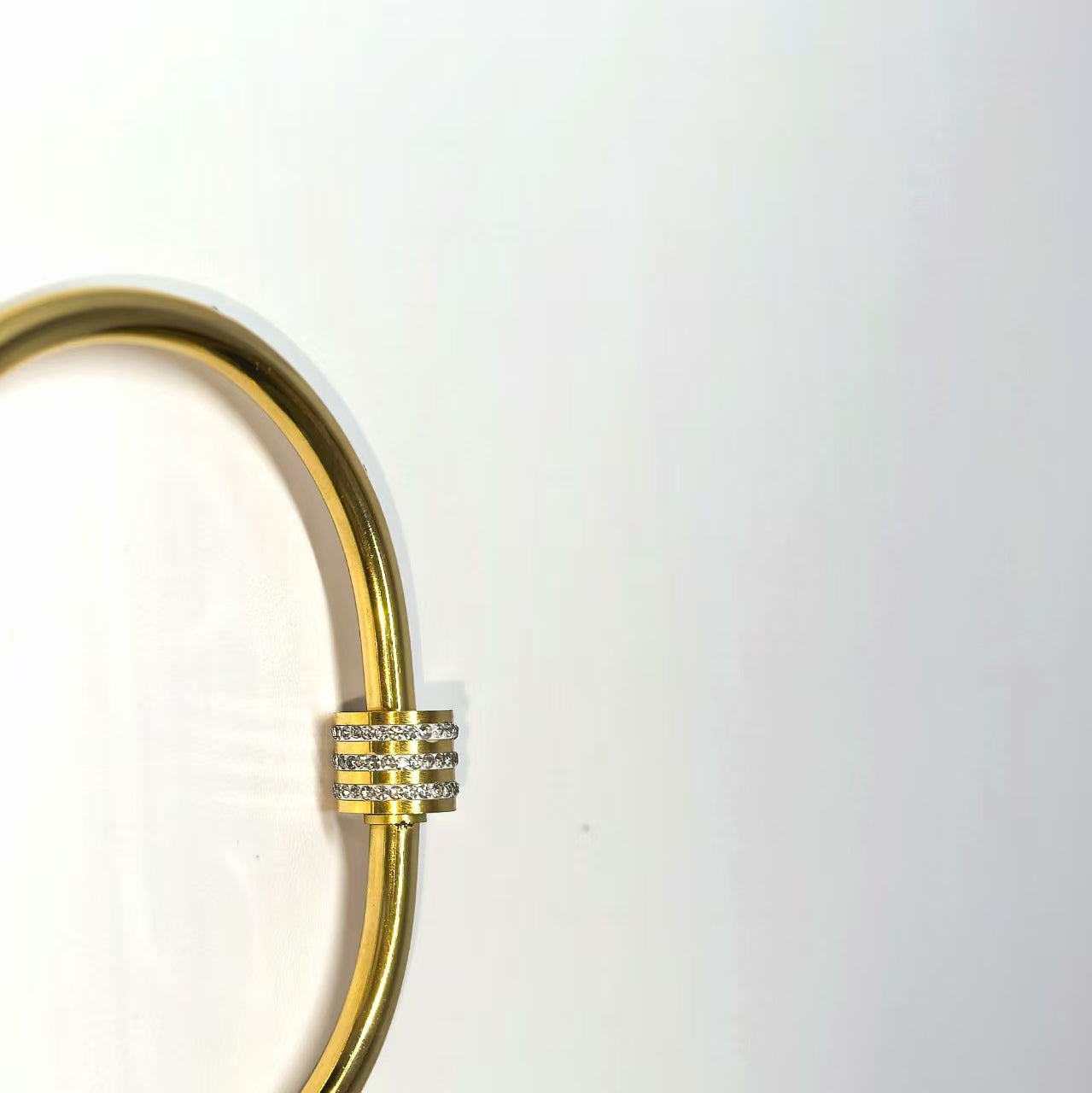 Schlichtes diamantbesetztes Titanstahlarmband