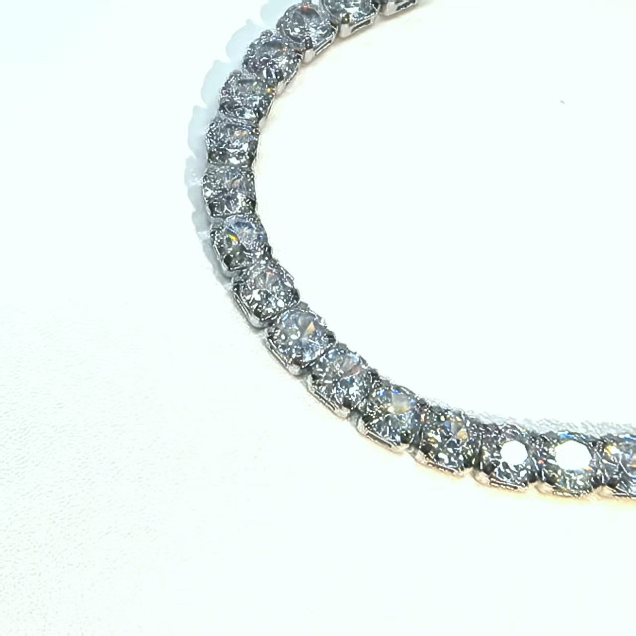 Einreihiges, verstellbares Armband mit runden Zirkonia und Diamanten