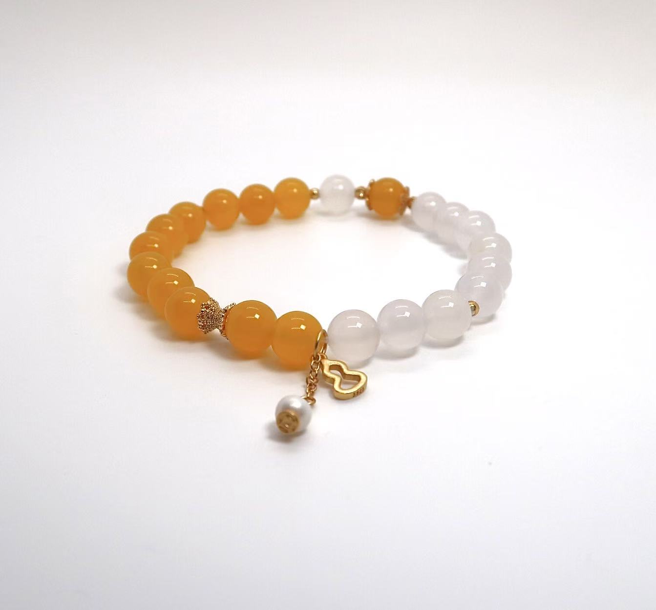 Bracelet en forme de gourde ajourée plaquée or - Agate jaune et blanche avec perle