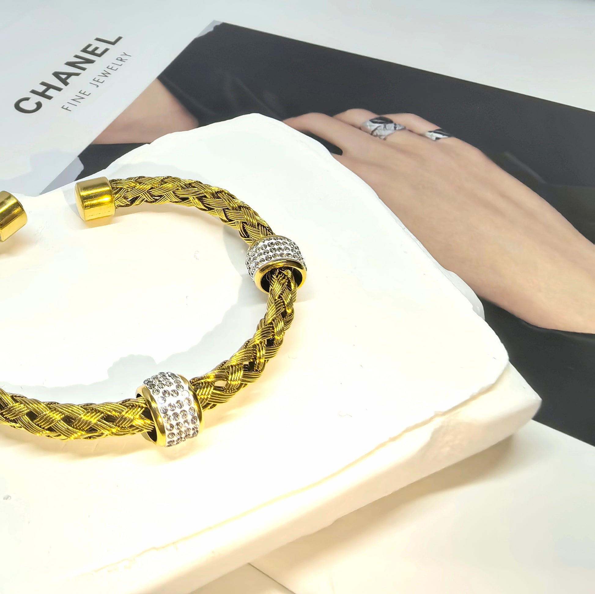 Personalisiertes gewebtes Armband aus Titanstahl mit hohlem Zirkon