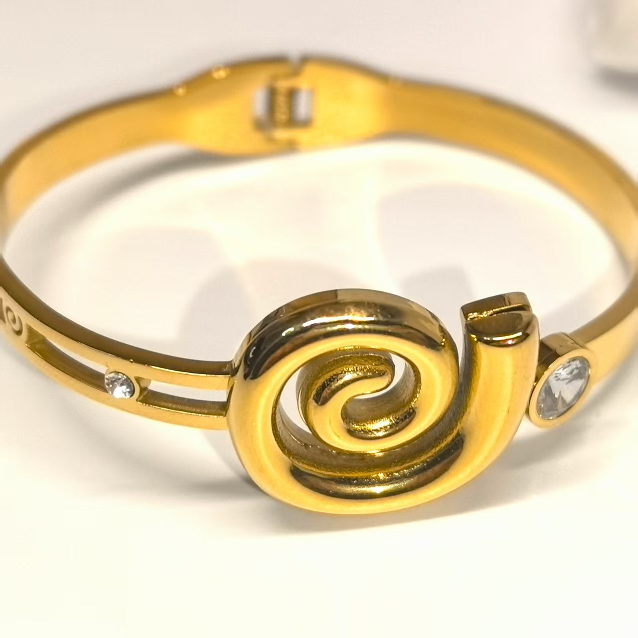 Schlichtes Armband aus Titanstahl mit durchbrochenem Zirkonia