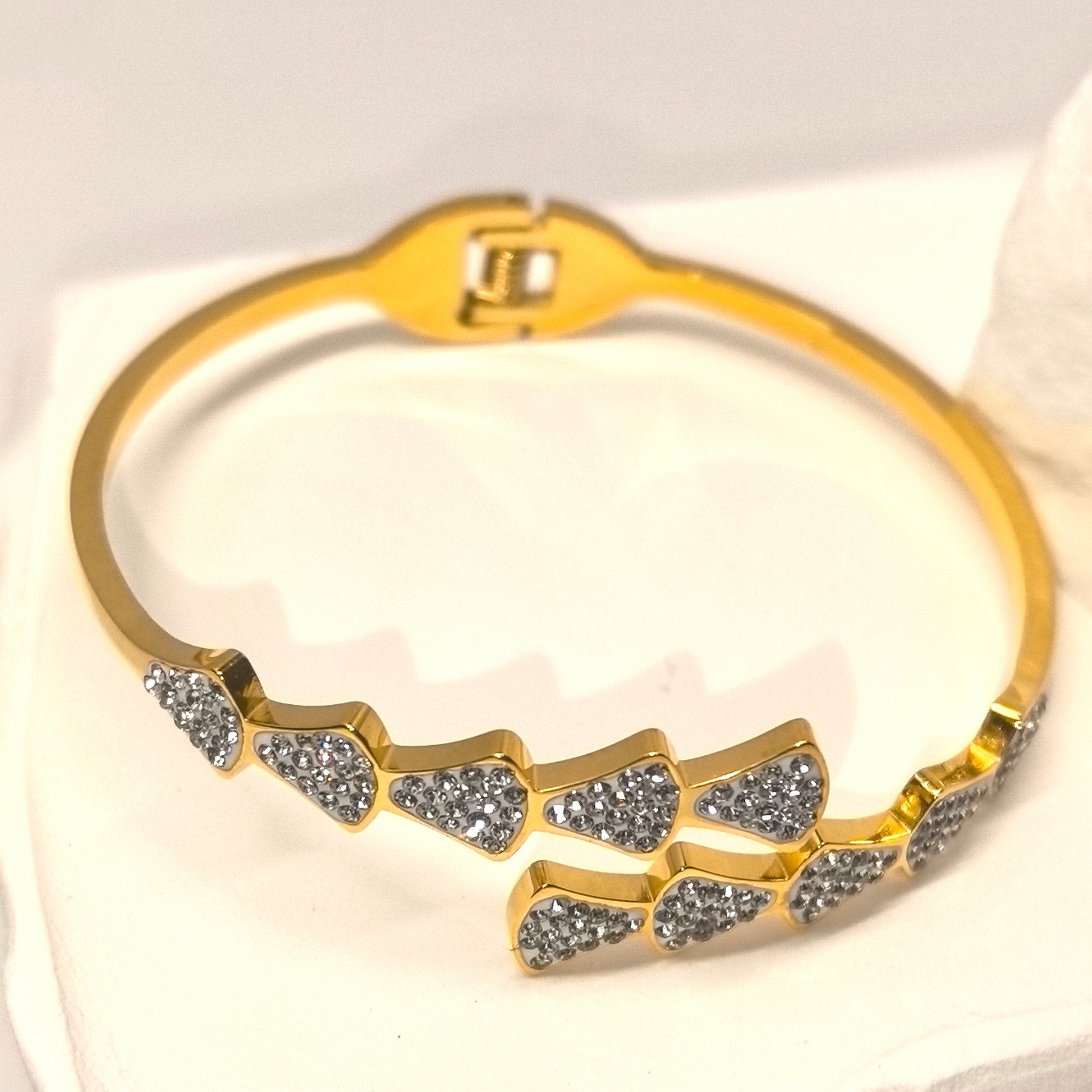 Einzigartiges Armband aus Titanstahl in Diamantrockform