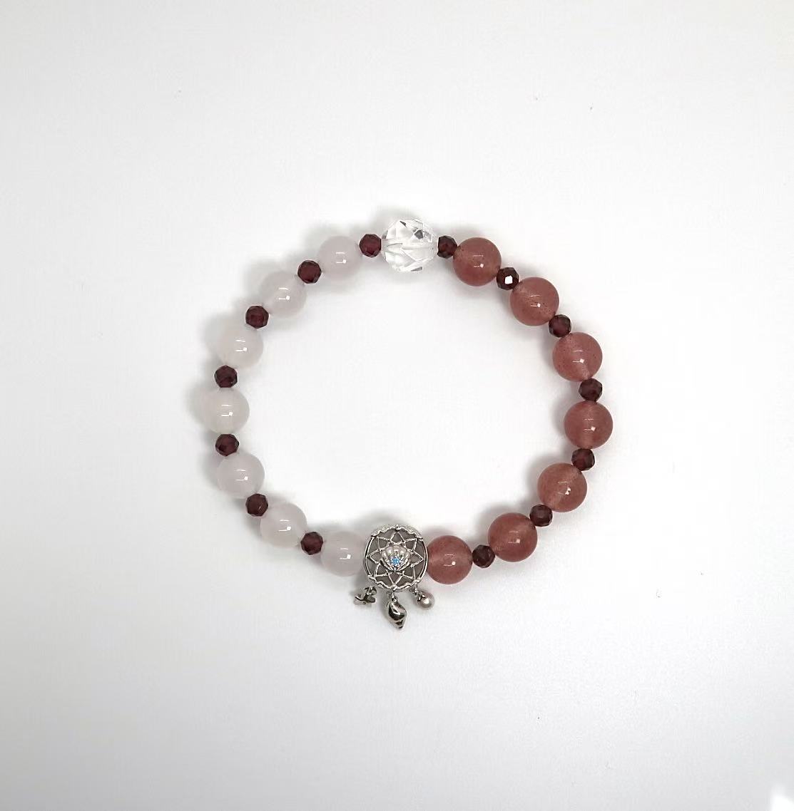 Bracelet en quartz fraise et agate blanche avec perles de grenat et attrape-rêves en argent