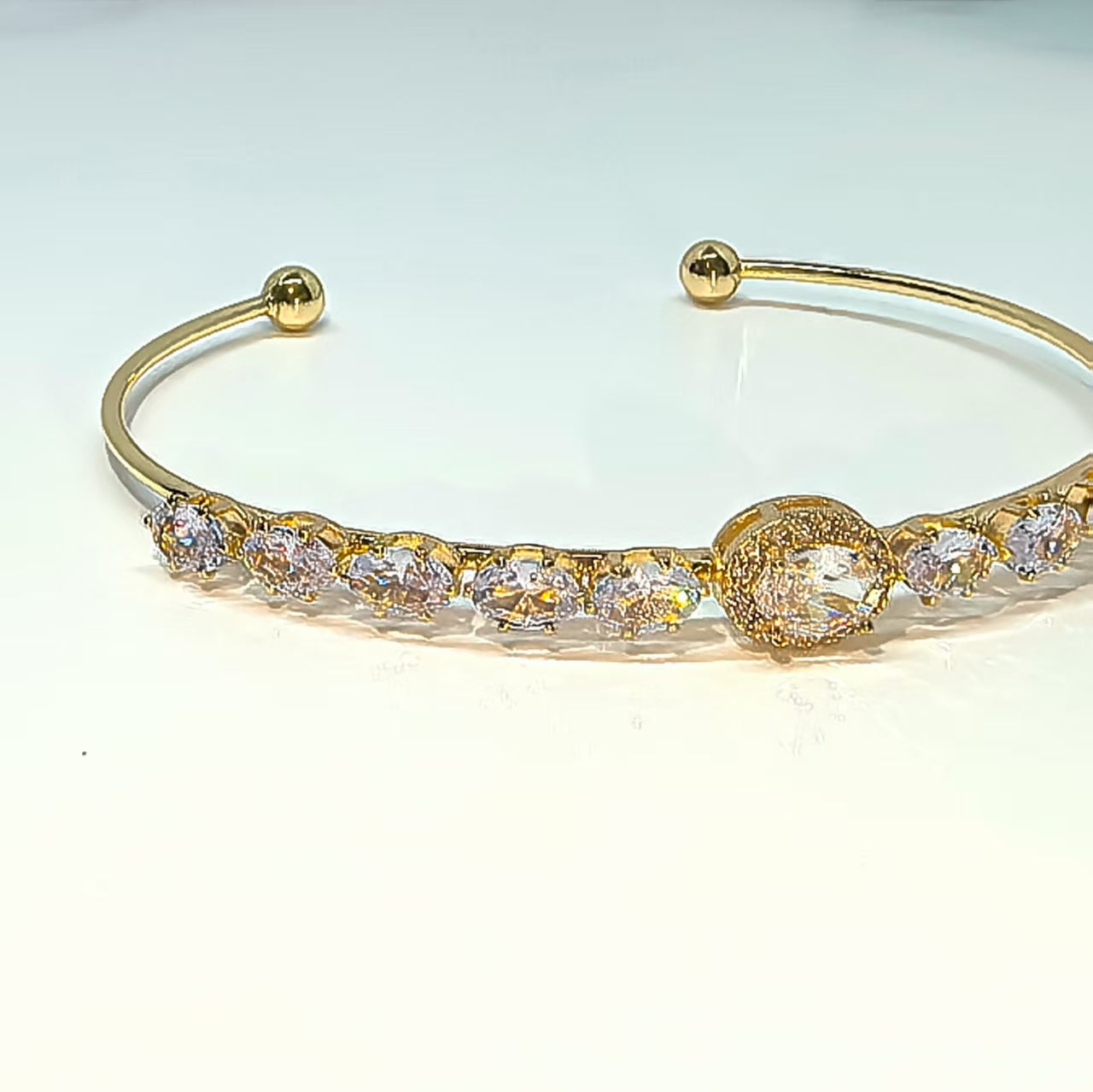 Luxuriöses ovales offenes Armband mit Zirkonia - Kupfer