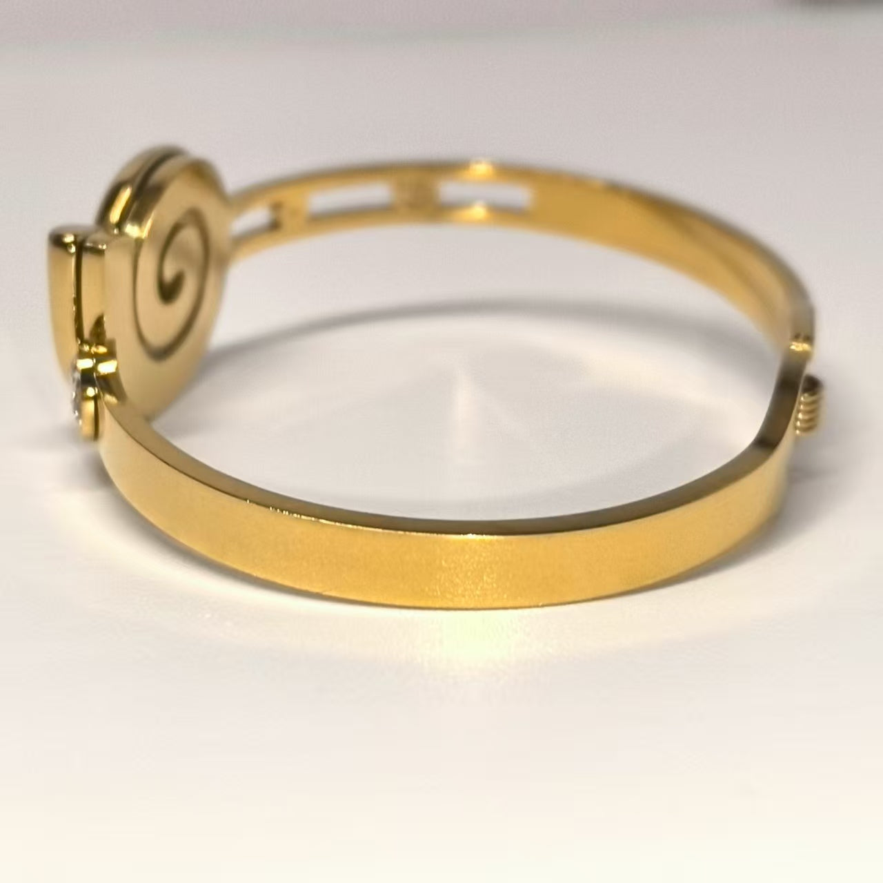 Schlichtes Armband aus Titanstahl mit durchbrochenem Zirkonia
