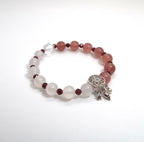 Bracelet en quartz fraise et agate blanche avec perles de grenat et attrape-rêves en argent