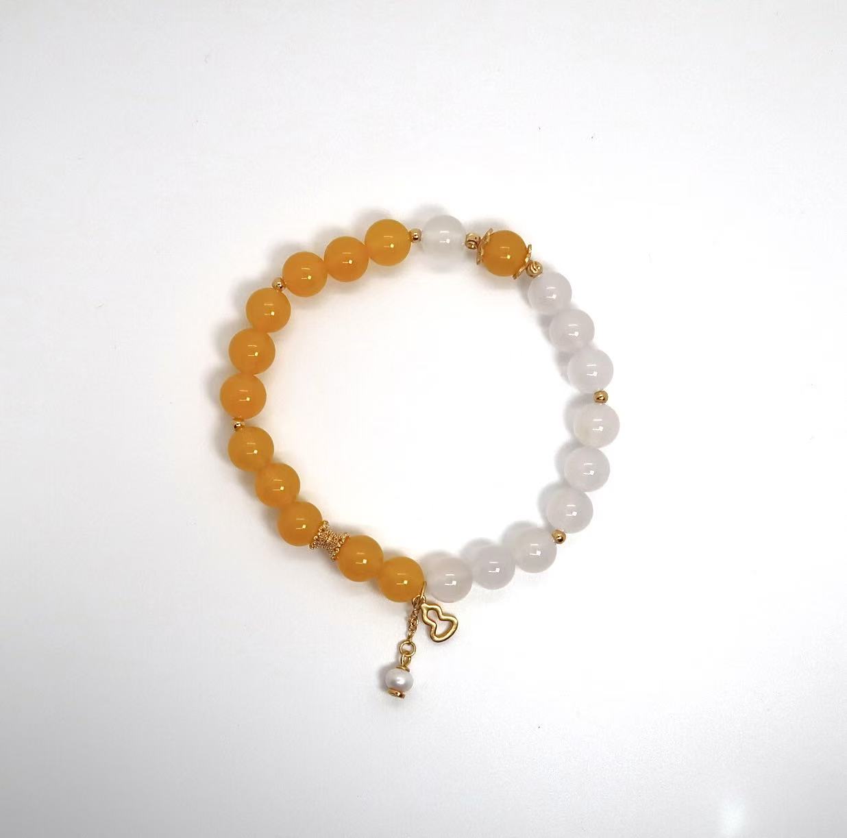 Bracelet en forme de gourde ajourée plaquée or - Agate jaune et blanche avec perle
