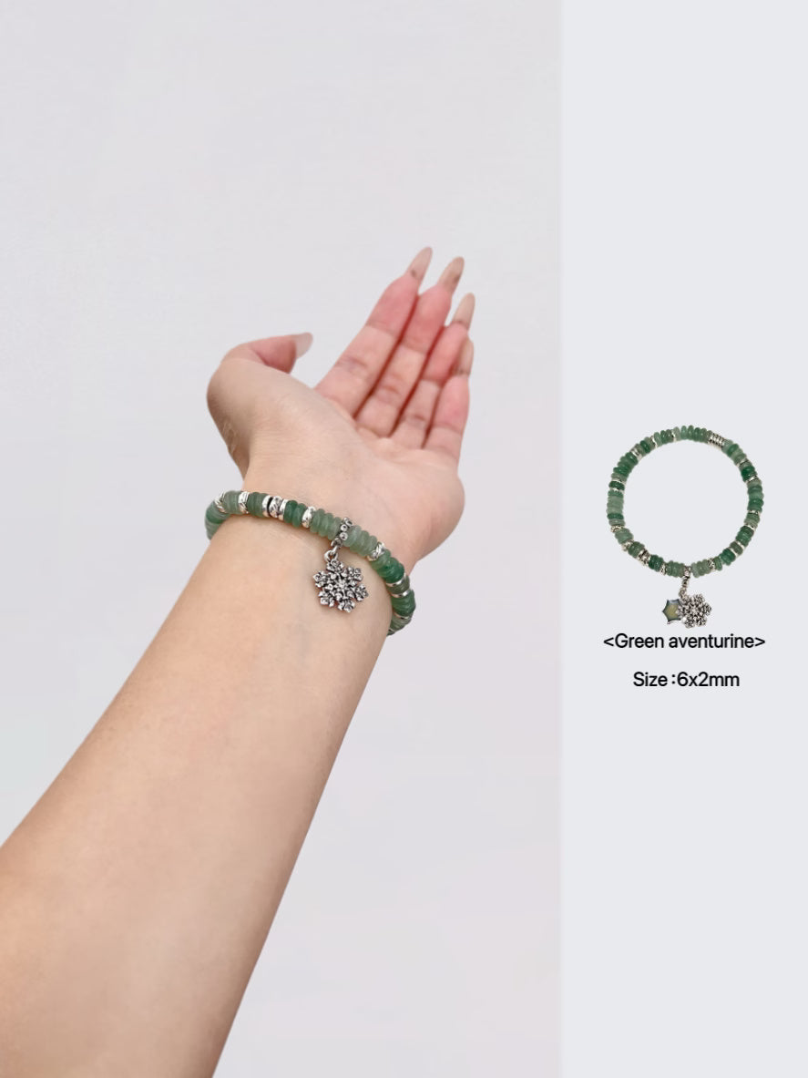 Bracelet en aventurine verte avec breloque flocon fixe | Bijoux à superposer pour Noël