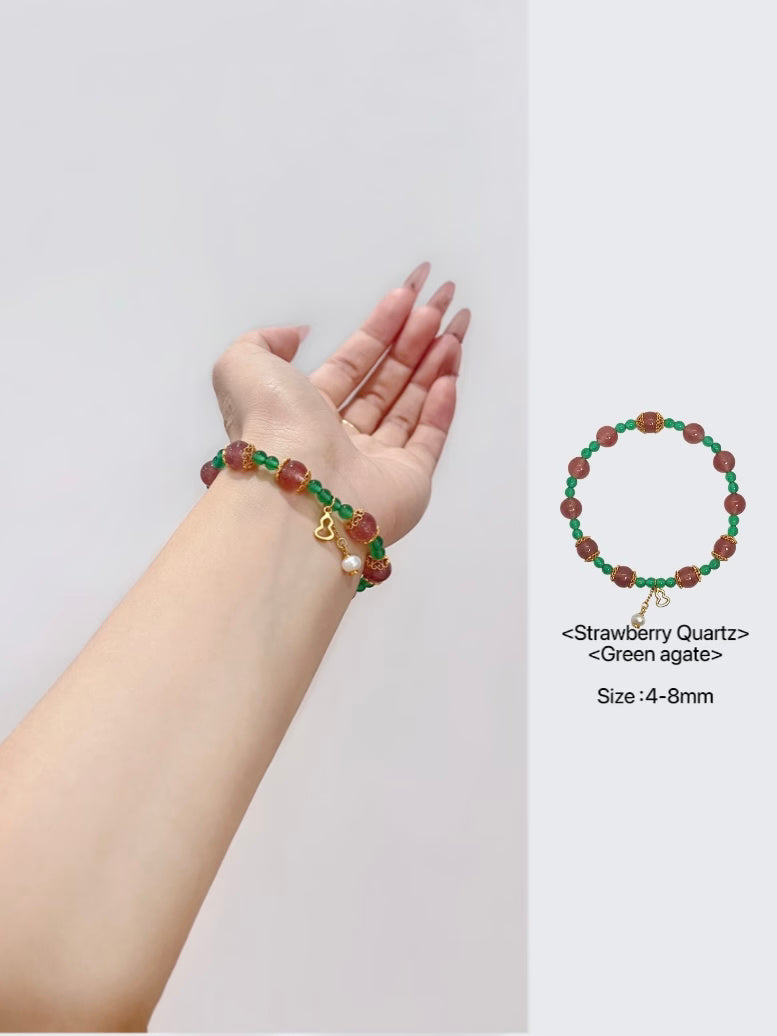 Bracelet fait main en quartz fraise et agate verte avec breloque en forme de gourde argentée