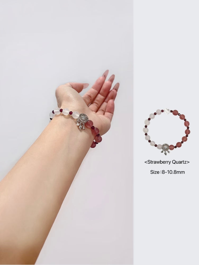 Bracelet en quartz fraise et agate blanche avec perles de grenat et attrape-rêves en argent
