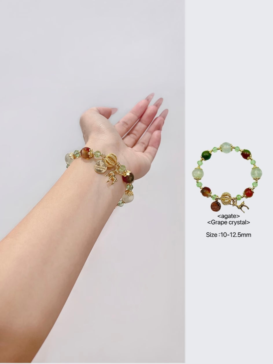 Bracelet en perles de préhnite verte avec décoration de boule ajourée et détaillée